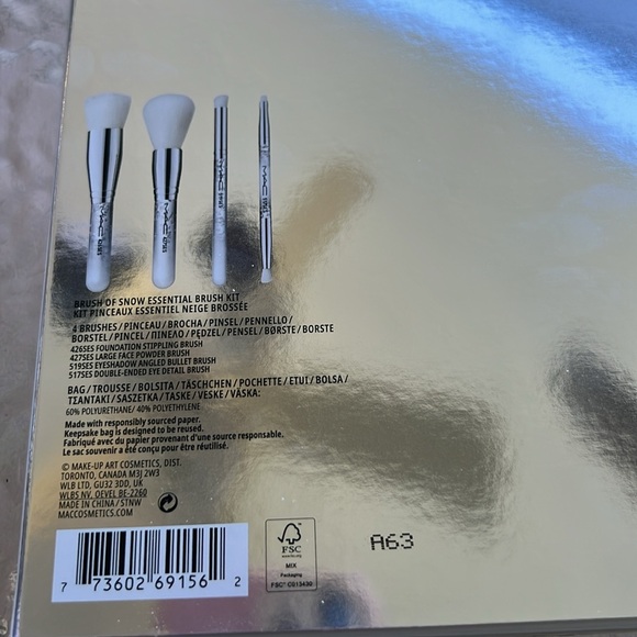 MAC brush set,Comes with MAC silver case and 2 brushes are double sided - Picture 3 of 4